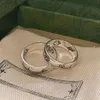 2022 Diseñador de moda de lujo anillo de pareja letra de plata temperamento de graffiti personalidad clásica regalo de pareja completo caja de joyería de compromiso de fiesta de mujer es muy agradable