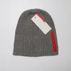 Новая зимняя мужская вязаная шапка, брендовые теплые шапки, дизайнерские вязаные шапочки, хлопковые повседневные шапочки красного цвета, рождественский подарок