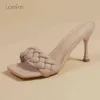 Pantofole Elegante tessuto con tacchi alti Scarpe da festa per donna Nuove signore estive Sandali sexy Infradito bianco di lusso 220308