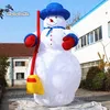 屋外のクリスマスの膨脹可能な雪だるま5mの白い巨大な空気吹いた人工雪だるまモデルのバルーン新年の装飾のためのほうきを保持