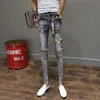 Großhandel Mode Casual Teenager Cowboy Koreanische trendige Knie zerrissene Loch Röhrenjeans Herren Raw Edge Mode Stretch Hosen T200614