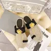 Summer Beach Women Fashion Designer tofflor utsökta broderier Guld Rose Decoration Flat Soled Fish Man Shoes Outdoor Bekväma bilder Sandaler Flip Flops