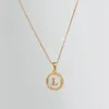 Initial Shell Necklace 18K guldpläterad Brev Runda Svart Hängsmycke Halsband Läcker 26 Alfabet A Till Z Runda Hänge Halsband Teen Girls Gift