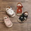 2022 Spädbarnsskor Toddler Babyflicka Skor Sommarlägenheter Sandal Blomma Mjuk Gummi Sole Anti-Slip Crib Skor Första Walker