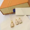 Europe America Fashion Style Jewelry Set Lady Women Gold-färg Hårdvara Graverade V Initialer Ställa in Full Diamond Lock Pendant NE289O