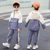 Fashion-мальчиков весна спортивный костюм Весна 2020 новых корейских детской одежды моделей весны ребенок охладиться западный стиль детской одежды