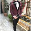 Nyaste 2020 Burgundy Velvet Lapel Wedding Suits Tuxedos Slim Fit 3 Pieces Men Prom Pook Peaked Lapel Bästa Man Business Clothes