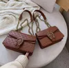 Designer Cross Body Lyxiga budväskor för kvinnor Mjukt läder axelväska modehandväskor metallkedja Rosettmönster Satchel clutchväska Magnetiskt spänne HBP