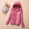 Kvinnors Down Parkas Vinter Plus Storlek 3xl Kvinnor Jackor Kort Ultra Lätt Duck Coat Hooded Puffer Jacka Höst OuterWear RH1407