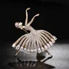 Pins, broches mechende prachtige ballerina meisje cz zirkoon elegante sieraden voor kleding sjaal cardigan pak jurk pins dame geschenken