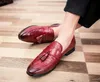 Homens Moda Crocodile Grain Tassel Loafers calçados casuais fumadores chinelo Sapatos Homem Partido Driving vestido de casamento sapatos sapatos de couro