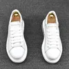 Designer Low Cut Bröllop Skor Vår Höst Fritid Vit Rund Toe Casual Sneakers European Fashion Lace Up Outdoor Walking Loafers