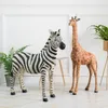 Simulierte Tier Giraffe Zebra Dekorative Objekte Große Bodendekoration Dekoration neben dem Sofa TV-Kabinett im Wohnzimmer
