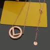 Europe America Designer Style Fashion Lady Femmes Gold / Silver / Rose Color Hardware Gravé F Letter Hollow Out Full Diamond Round Pendant Pendant Chain Collier on1l