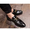 Nappa vestito di cuoio dei nuovi uomini di brevetto scarpe di lusso italiana pattino di modo lucido wedding i pattini party Calzature Oxford