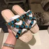 Con la scatola 2020 Slides Summer Luxury Designer Beach Sandali piatti da interno Pantofole Infradito da casa con sandalo Spike mh190528