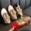 Nouvelles filles sandales rivets single chaussures enfants chaussures en cuir enfants mode sandale pour tout-petit princesse plate chaussures de danse