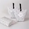 Kreative Kraftpapier Süßigkeiten Geschenkboxen Form Hochzeit Geschenke Geschenkverpackungskästen Dragee Box -Taschen mit Band YQ02873