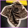 NOUVEAU TOP DESCRIRS FEMMES FEMMES SILK SCARF FORME LETTRE LETTRE BRANDE BRAQUE MARQUE SMECHEUR SWARF Variable ACCESSOIRES DES FIFTACF