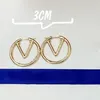 2022 Женские серьги-кольца Модные женские большие круглые простые серьги Ювелирные изделия Роскошные дизайнерские серьги Серьги-гвоздики с буквами Whole4650444
