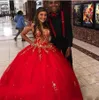 2021 Sweet 16 Dresses Red Ball Gowns Sweetheart Gorgeous Quinceanera Klänning Guld Appliques Lace Girl Party Formell Prom Evening Gowns Al7485