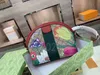 El diseñador diseñó la bolsa de conchas de flores. Bolsa colgante inclinada. Elegante y versátil.