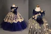 2019 Najnowsze Cute Flower Girl Dresses Ball Suknia Klejnot Neck Koronki 3D Kwiatowy Appliqued Pióro Urodziny Suknie Dzieci Dziewczyny Korowód Sukienka