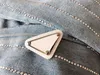4 färger metall triangel brev brosch hög kvalitet brosch smycken för män kvinna mode tillbehör gåva