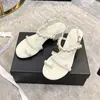 Slippers Designer Chaussures femme Sandales de perles à fond plat 2022 Nouveau mot avec usure d'ouverture extérieure décontractée
