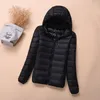 Kvinnors Down Parkas Vinter Plus Storlek 3xl Kvinnor Jackor Kort Ultra Lätt Duck Coat Hooded Puffer Jacka Höst OuterWear RH1407