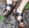 2022 Verão New Men Sandals Leather Beach Shoes Homens antiderrapante Dual-use Chinelos de couro