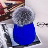 厚手のストライプの女の子のポンポムの帽子暖かいファッションの新しい屋外のソリッドカラー偽の毛皮の毛皮のカジュアルな女性のビーニー冬の帽子