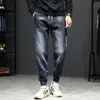 Mens jeans avslappnade avsmalnande män mode lös elastisk midja dragskon sida lappade bokstäver design mörkblå casual byxor plus storlek 42