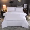 vit broderade sängkläder