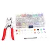 200Pcs Bottoni a pressione multicolore + 1pc Pinza Chiusure in metallo Press Stud Strumenti di installazione per vestiti per bambini 9.5mm Y200321