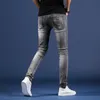 Marque d'automne de jeans brodés trou à la mode en gros pour hommes en vrac coréen slim pieds pantalons pantalons décontractés pour hommes 201128