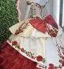 2022花の刺繍Quinceanera Dresses Charro Off Offern The Shallro Bow Tiered Satin Ball Gown Prom Dress 7年生の甘い15ドレス247E