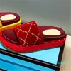 2022 Kapcie Moda Gruba Dolna Designer Kobiety Buty Cartoon Alfabet Lady Womens Platform Slajdów Sandal Leather Heels List High Heel