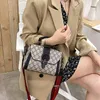 Sac à main tendance petit carré automne et hiver coréen unique imprimé main style étranger messager usine pour femmes en gros 70% de réduction