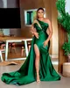 2022 Elegantes vestidos de fiesta de sirena con lentejuelas de color verde oscuro Un hombro con cuello lateral Vestidos de noche divididos Satén Tren de barrido Vestido formal200n