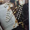 カップゴールドイエスクロスペンダントカトリック祈りジュエリーと白い模造パールロザリックネックレス