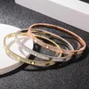 Bracelet de manchette ouvert en acier inoxydable avec bracelet en diamant complet pour femmes hommes bracelets en pierre à deux rangées 3 couleurs Selct or argent Rosy5062232
