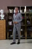 Moda Nero Grigio Abiti da uomo due bottoni Groomsmen abito da sposa personalizzato (cappotto + pantaloni) Gentleman Male Tuxedo Suit Blazer SU0100