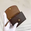 散らばった革の財布