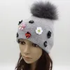 Cappello di lana da donna invernale di nuovo design con grande pelliccia vera Pom Pom Cappelli a cuffia in maglia con motivo floreale morbido Cappellini Skullies per le donne Ladies209w