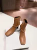 Vente chaude- 2020SS dames bottes à talons hauts Surface en cuir avec des bottillons de mode de décoration de chaîne en métal