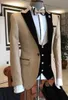 Real Photo Biege Groom Tuxedos 블랙 벨벳 피크 옷깃 남성 비즈니스 정장 3 조각 웨딩 댄스 파티 디너 블레이저 (자켓 + 바지 + 조끼 + 넥타이) W558