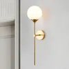 Lampa ścienna nowoczesna szklana gałka LED Nordic Golden Bedside salon korytarz domowy dekoracja tkanin oświetlenie metalowe światła 223i