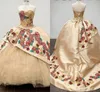 Luxuriöse Champagner-Quinceanera-Kleider mit mexikanischem Thema, bestickt mit Kristallperlen, trägerloses Korsett am Rücken, Charro-Kleid für den Abschlussball, formelle Kleider für das Bonbon 16