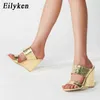 Tofflor Eilyken sxey Golden Snake Print PU Läder Kvinnor Sommar Öppna Toe Ladies Sandaler Fashion Wedge Heels Party Shoes220308